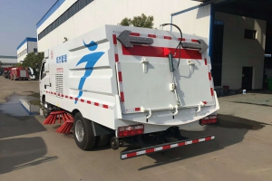 驾驶扫路车机动式