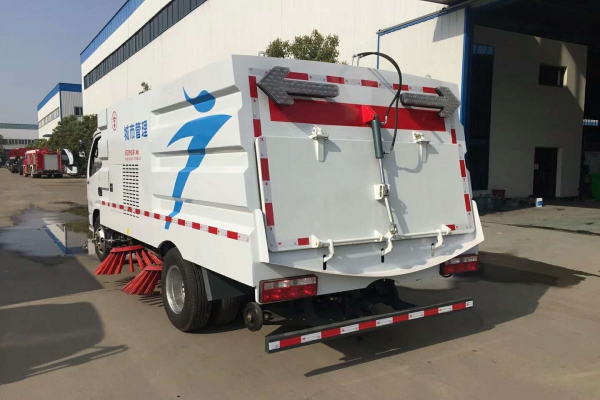 驾驶扫路车机动式