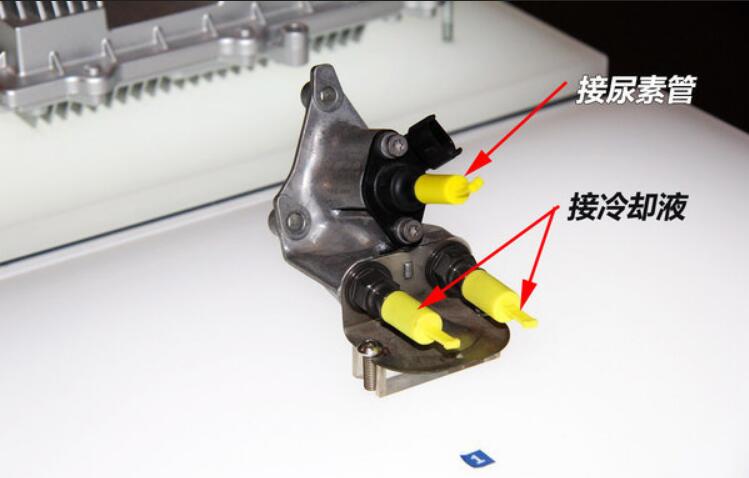 东风天锦洗扫车拆尿素喷嘴位置