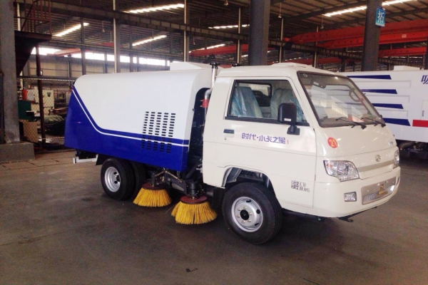 福田扫路机照片