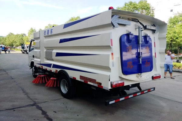 小多利卡小型扫路车