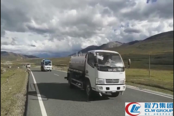 程力专汽批量环卫车交付途中