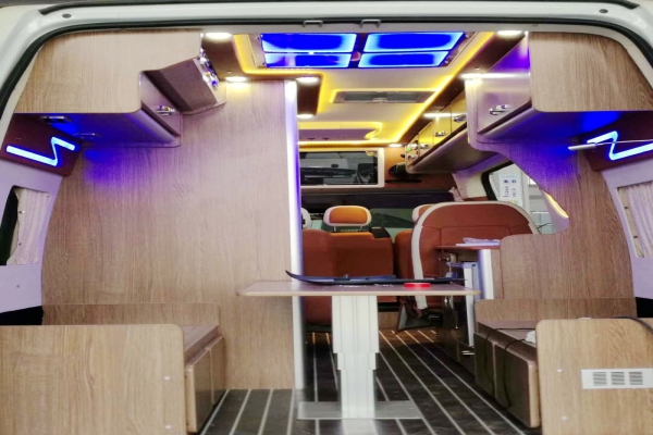 福特新世代长轴高顶B型房车尾部图片