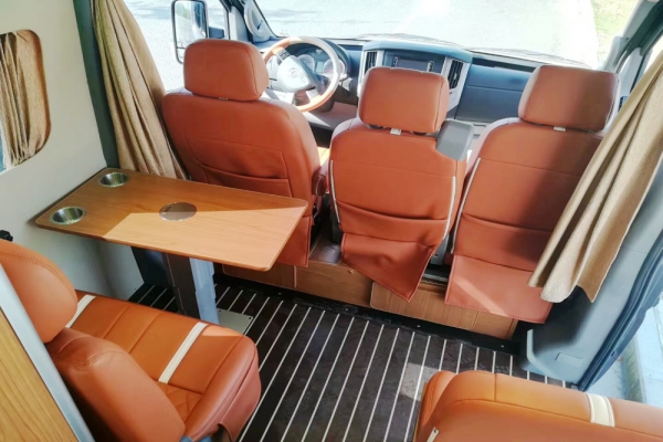 福特新世代长轴高顶B型房车中部图片