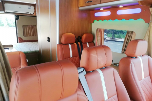 福特新世代长轴高顶B型房车内后图片