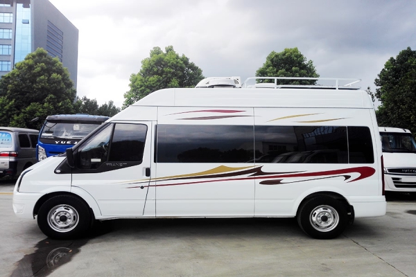 福特新世代长轴高顶B型房车侧面图片