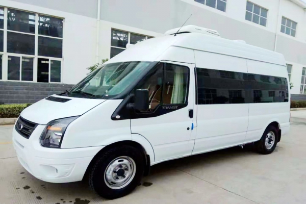 福特新世代长轴高顶B型房车右前图片