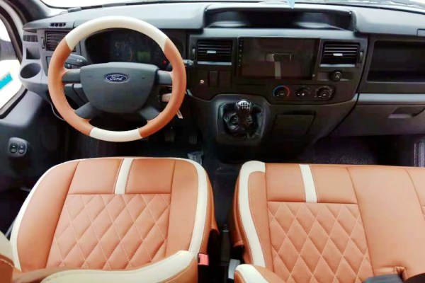 福特新世代长轴高顶B型房车驾驶区域图片