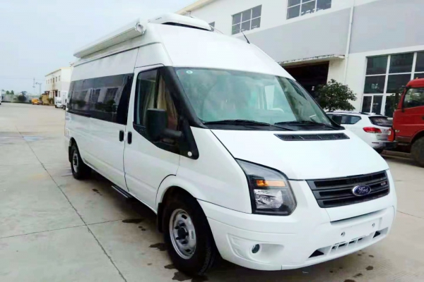 福特新世代长轴高顶B型房车左前图片