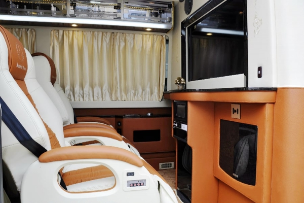 奔驰凌特商务房车图片