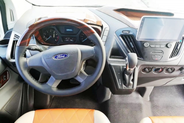 福特新全顺中轴中顶B型房车驾驶区图片