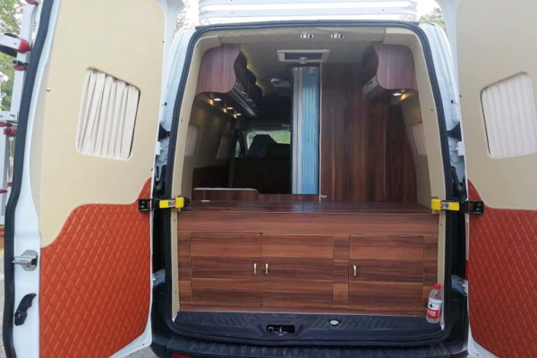 福特新全顺中轴中顶B型房车尾部图片