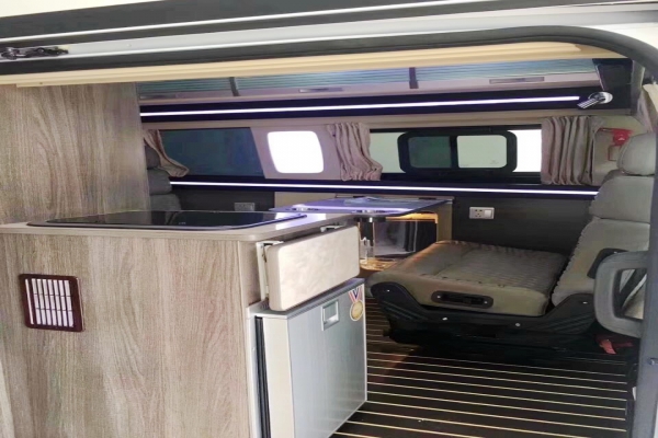 福特新全顺中轴中顶B型房车内部图片