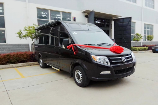 东风御风长轴高顶B型房车左前图片