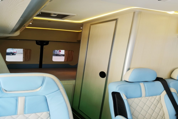 东风御风长轴高顶B型房车内部后方图片