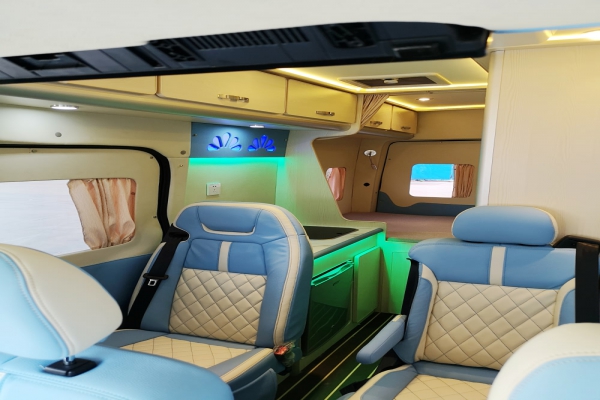 东风御风长轴高顶B型房车座位布局图片