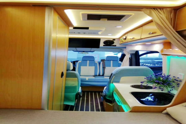 东风御风长轴高顶B型房车内饰一览图