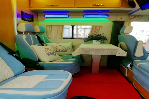 东风御风长轴高顶B型房车内部座位图片