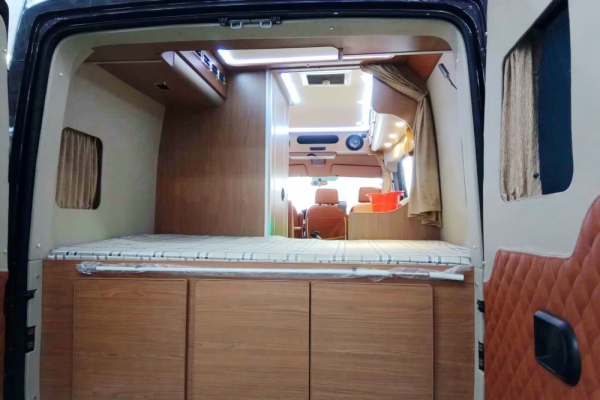 东风御风长轴高顶B型房车尾部图片