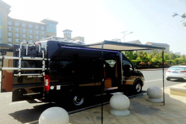 东风御风长轴高顶B型房车遮阳棚展开图片