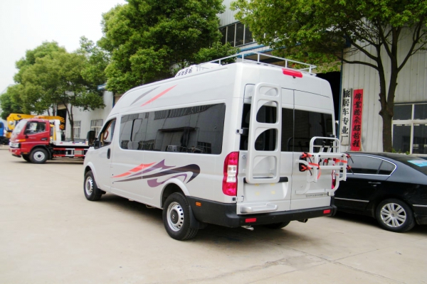 东风御风短轴中顶B型房车尾侧图片