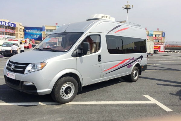 东风御风短轴中顶B型房车右前图片