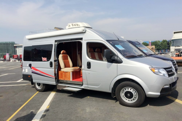 东风御风短轴中顶B型房车图片