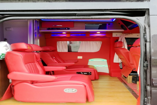 东风御风短轴中顶B型商务房车图片