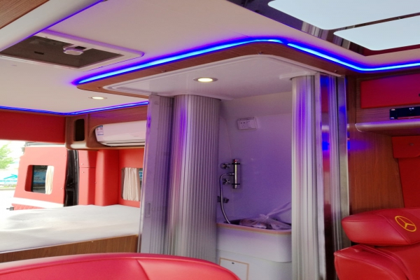 东风御风短轴中顶B型商务房车内饰