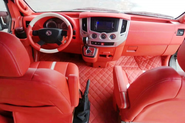 东风御风短轴中顶B型房车驾驶区域图片