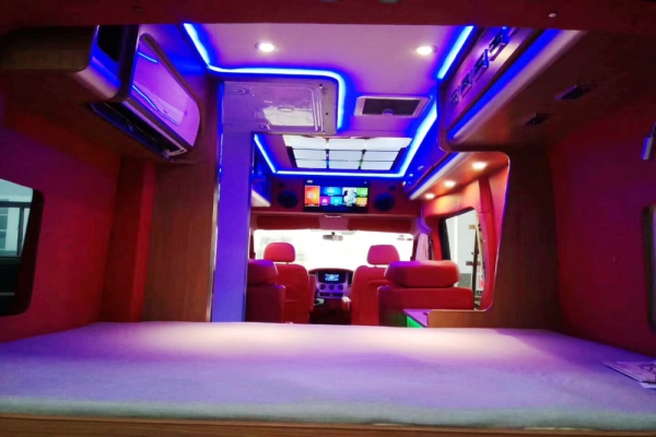 东风御风短轴中顶B型房车内部床铺图片