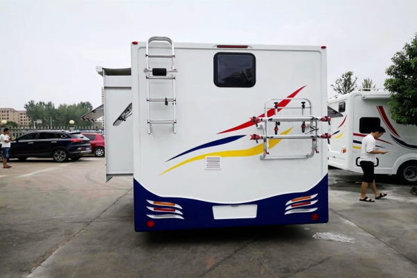 依维柯欧胜C型房车(选装拓展仓)尾部图片