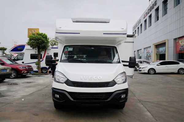 依维柯欧胜C型房车正前方图片