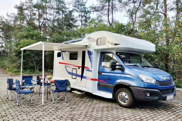 依维柯欧胜C型房车遮阳棚伸展图片