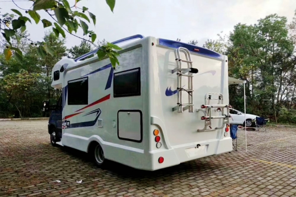 依维柯欧胜C型房车尾侧图片