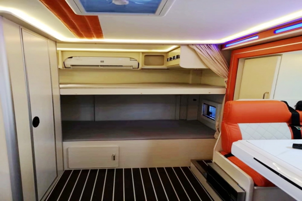 依维柯欧胜C型房车内部床位图片