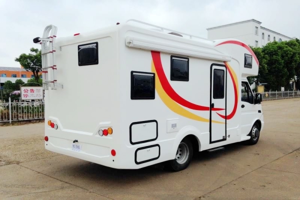 依维柯宝迪C型房车尾侧图片