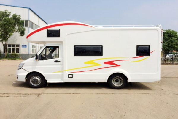 依维柯宝迪C型房车正侧图片