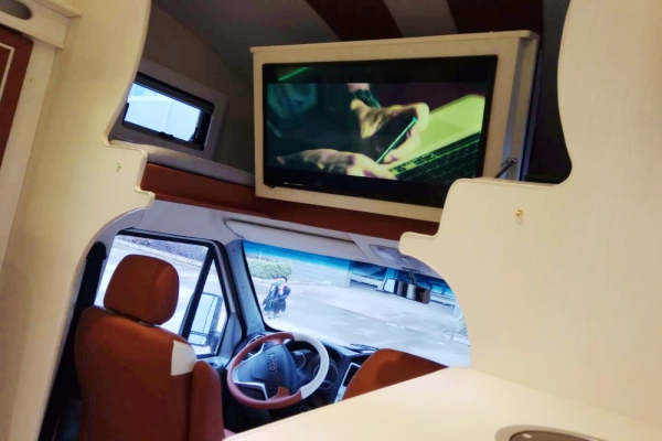 依维柯宝迪C型房车内部前方图片