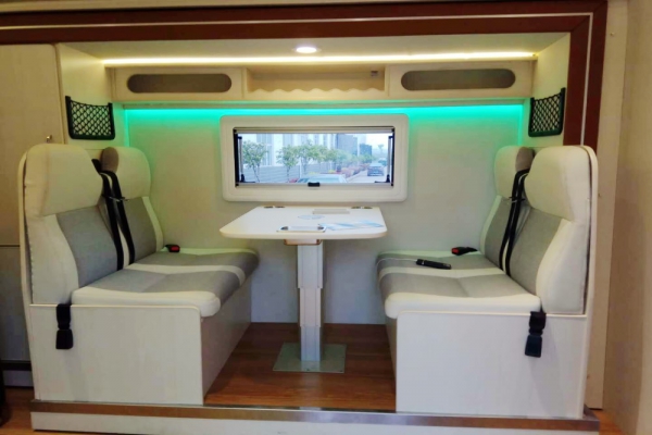 依维柯宝迪C型房车中部座位图片