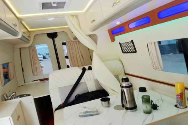 依维柯宝迪C型房车选装拓展仓内部一览图片