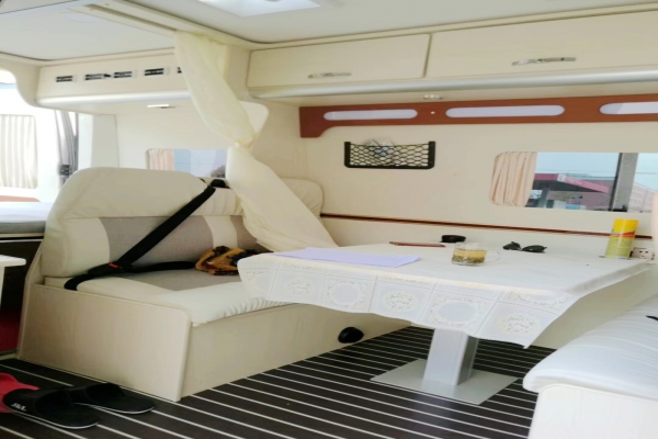 依维柯宝迪C型房车选装拓展仓内部座位布局图片