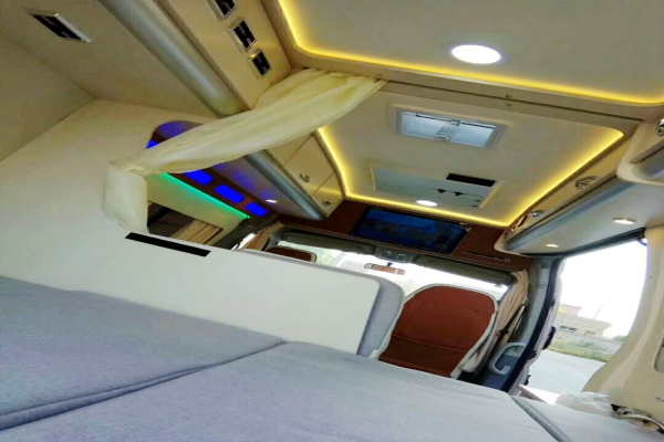 依维柯宝迪C型房车选装拓展仓内部后方图片