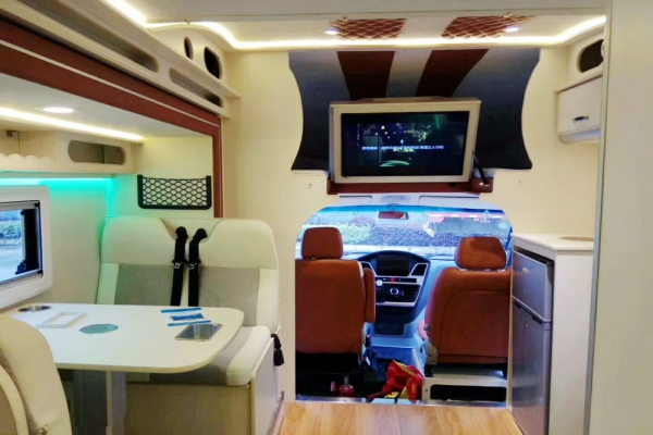 依维柯宝迪C型房车选装拓展仓内部前方图片