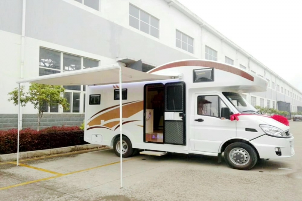 依维柯宝迪C型房车选装拓展仓遮阳棚图片