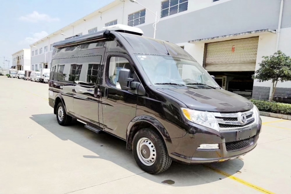 东风御风长轴高顶B型房车右前图片