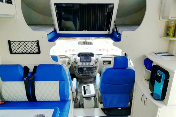 上汽大通V80C型房车内部前方图片