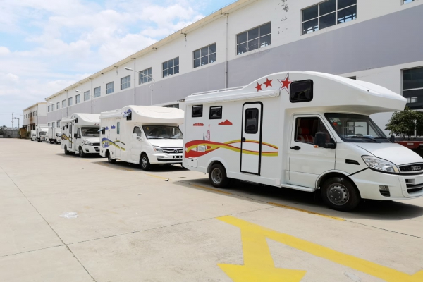 上汽大通V80C型房车排列图片
