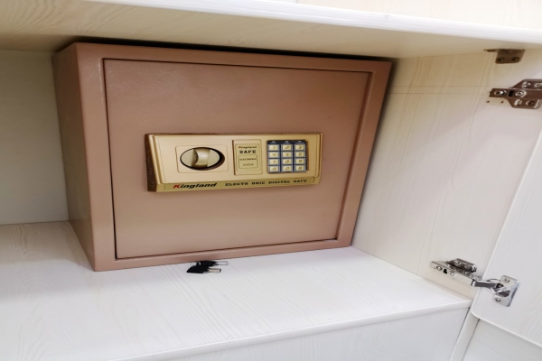 上汽大通V80C型房车内部保险柜图片