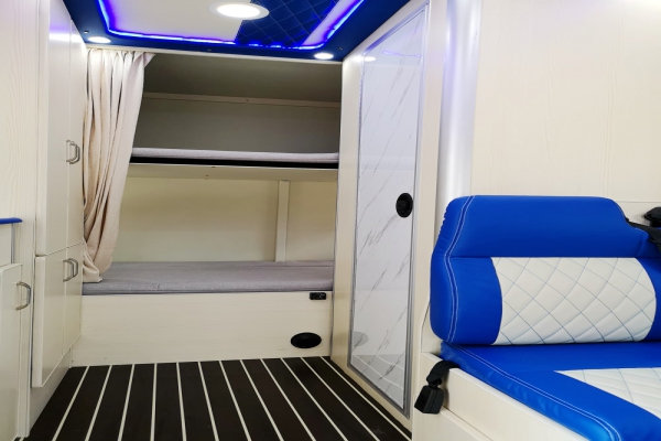 上汽大通V80C型房车后部床铺图片